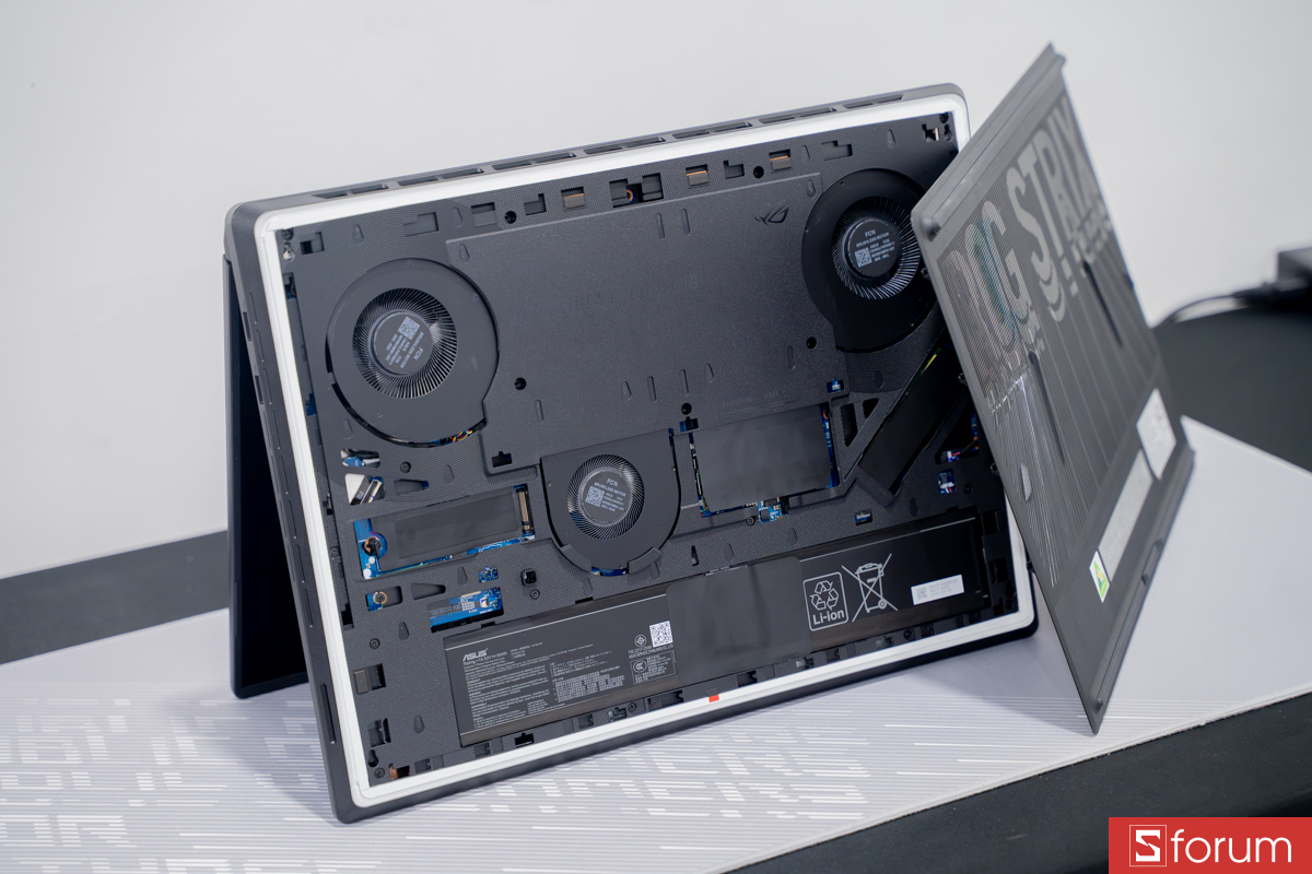 Linh kiện bên trong ROG Strix Scar 18 2026