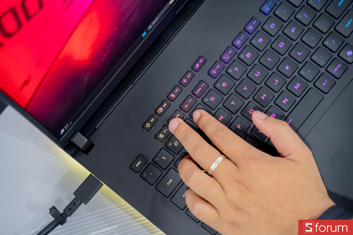 Thiết kế Coolzone trên bàn phím ROG Strix Scar 18 