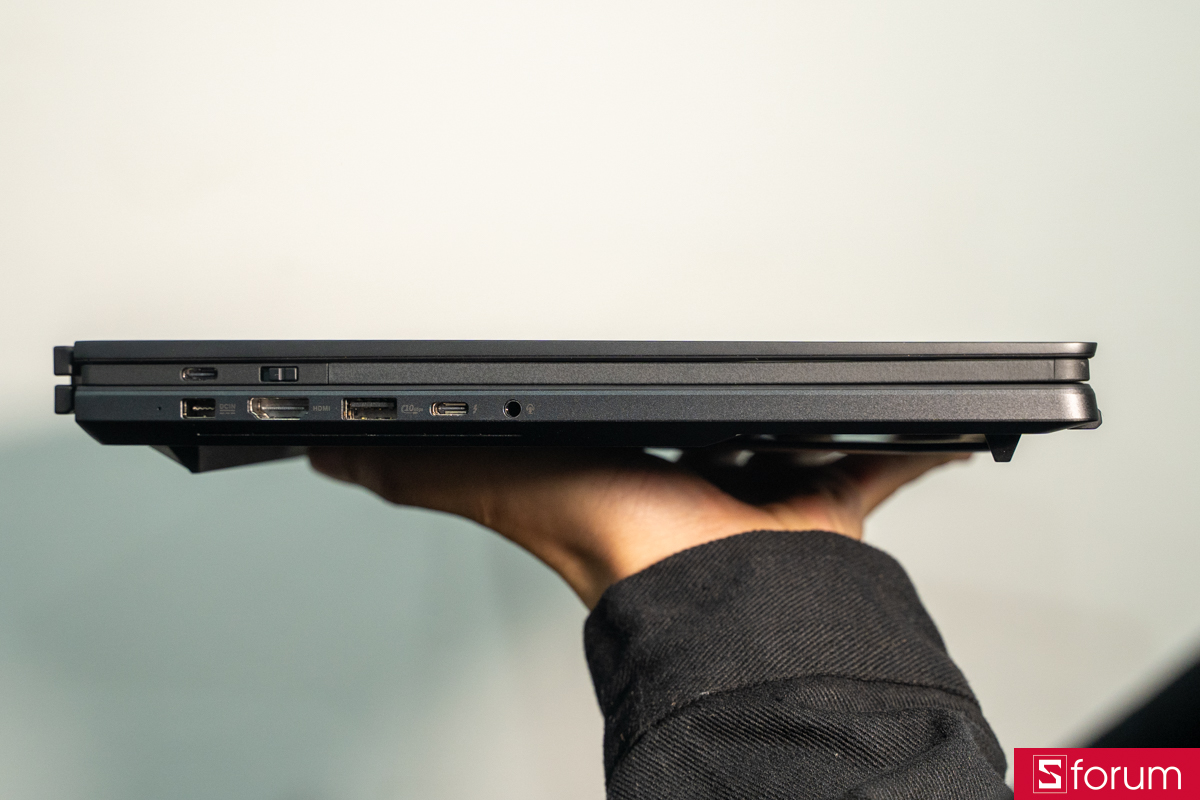 Cạnh trái ASUS ROG Zephyrus Duo