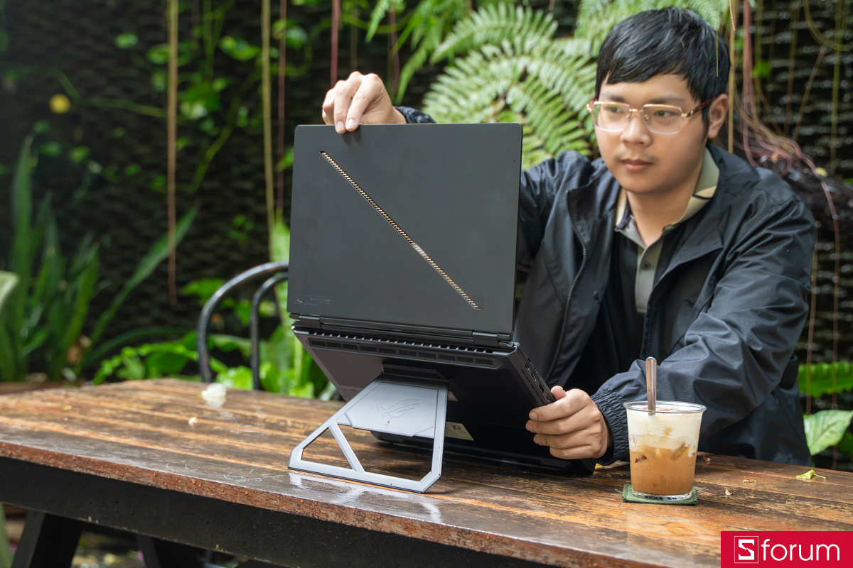 Trên tay ASUS ROG Zephyrus Duo 2026