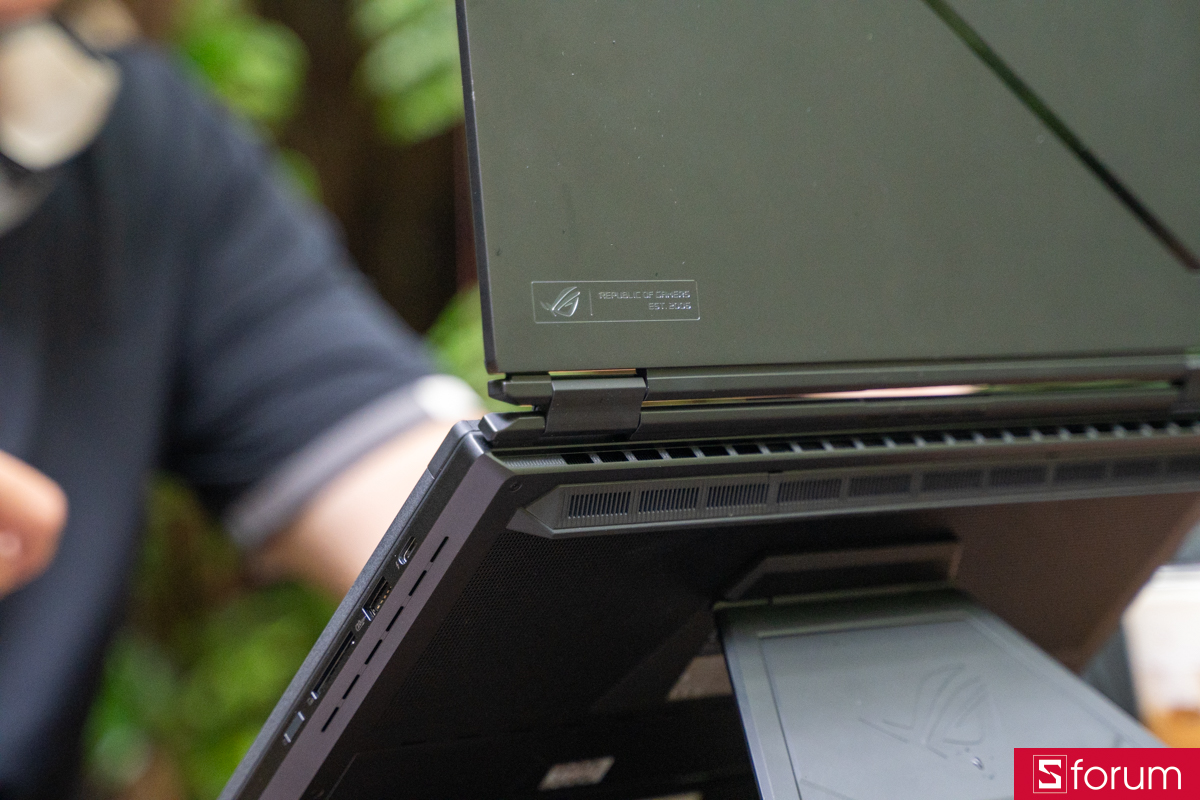 Mặt lưng ASUS ROG Zephyrus Duo 2026