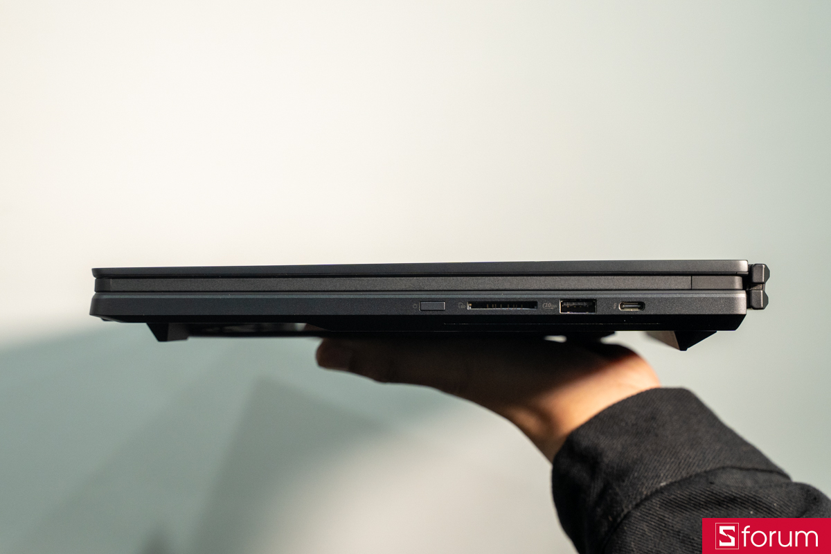 Cạnh phải ASUS ROG Zephyrus Duo