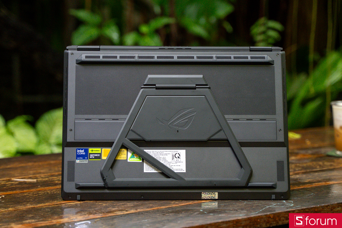 Mặt đáy ASUS ROG Zephyrus Duo 2026