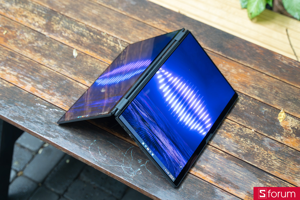 Khả năng xoay lật của ASUS ROG Zephyrus Duo 2026