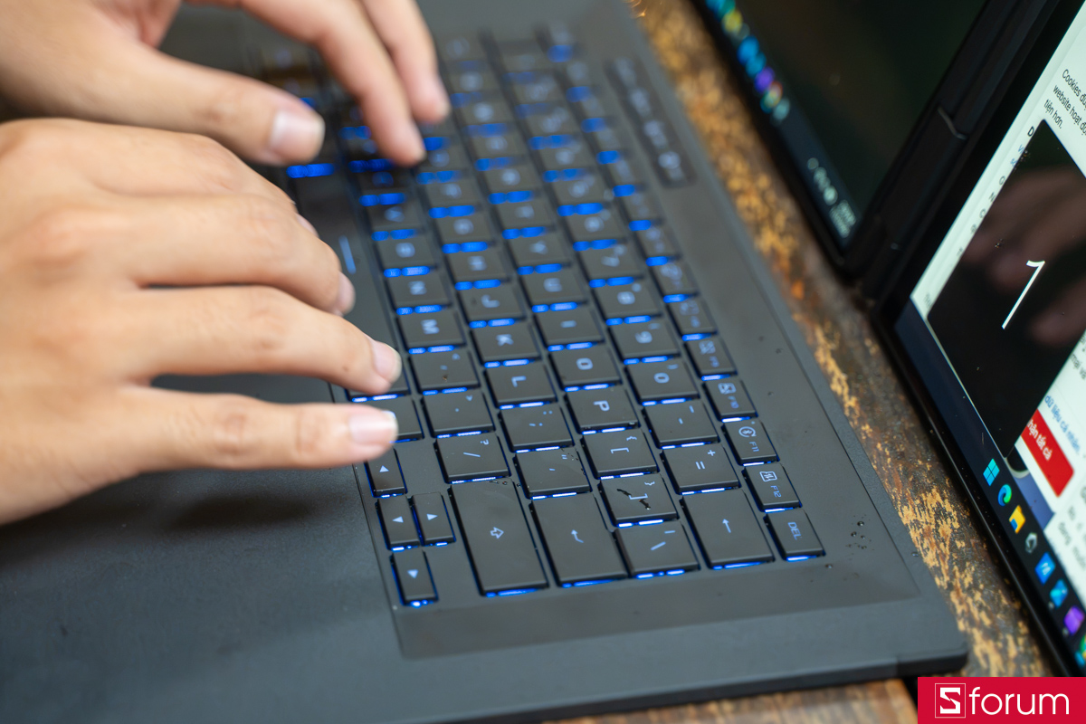 Cảm giác gõ trên ASUS ROG Zephyrus Duo 2026
