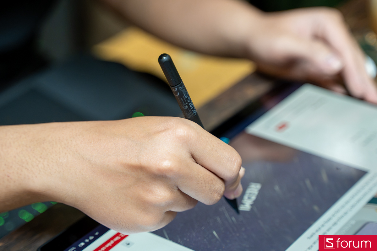 Bên cạnh đó là bút cảm ứng  ASUS PEN SA201H