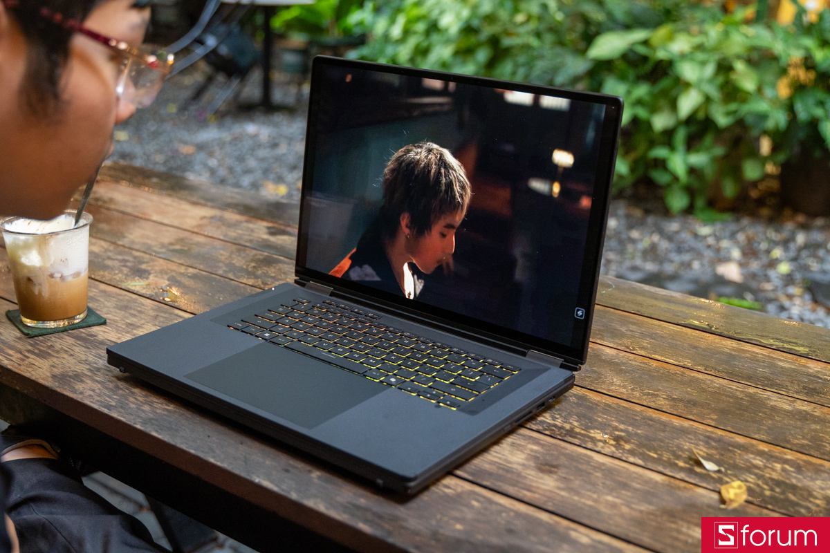 Nghe nhạc cùng ASUS ROG Zephyrus Duo