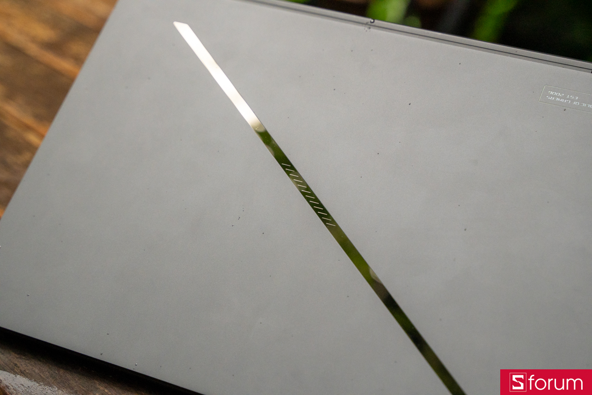 Mặt lưng ASUS ROG Zephyrus Duo 2026