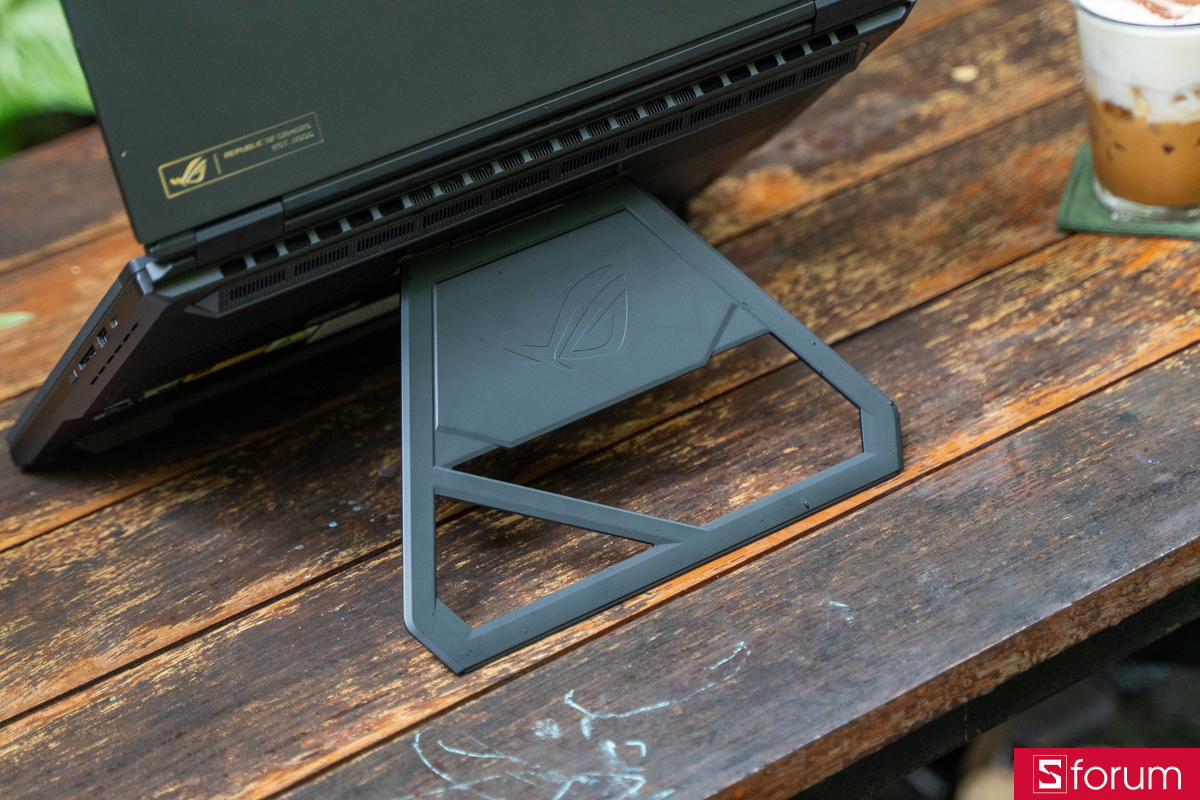Mặt đáy ASUS ROG Zephyrus Duo 2026