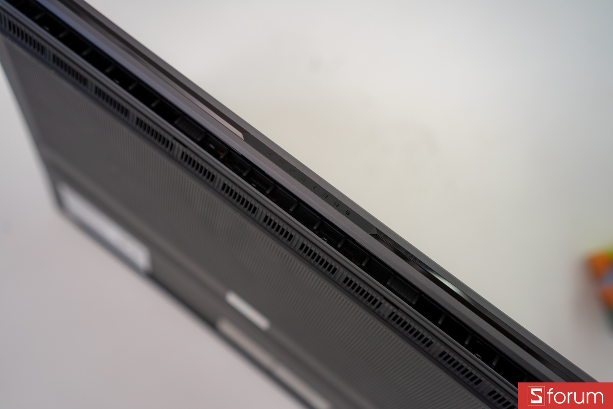Cạnh sau ASUS ROG Zephyrus G14 2026