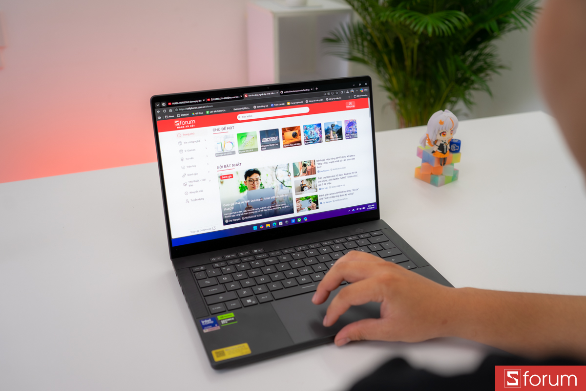 Làm việc trên ASUS ROG Zephyrus G14 2026