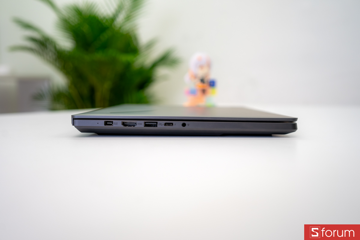 Cạnh trái ASUS ROG Zephyrus G14 2026