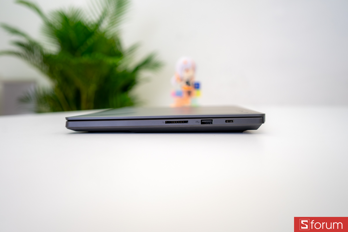 Cạnh phải ASUS ROG Zephyrus G14 2026