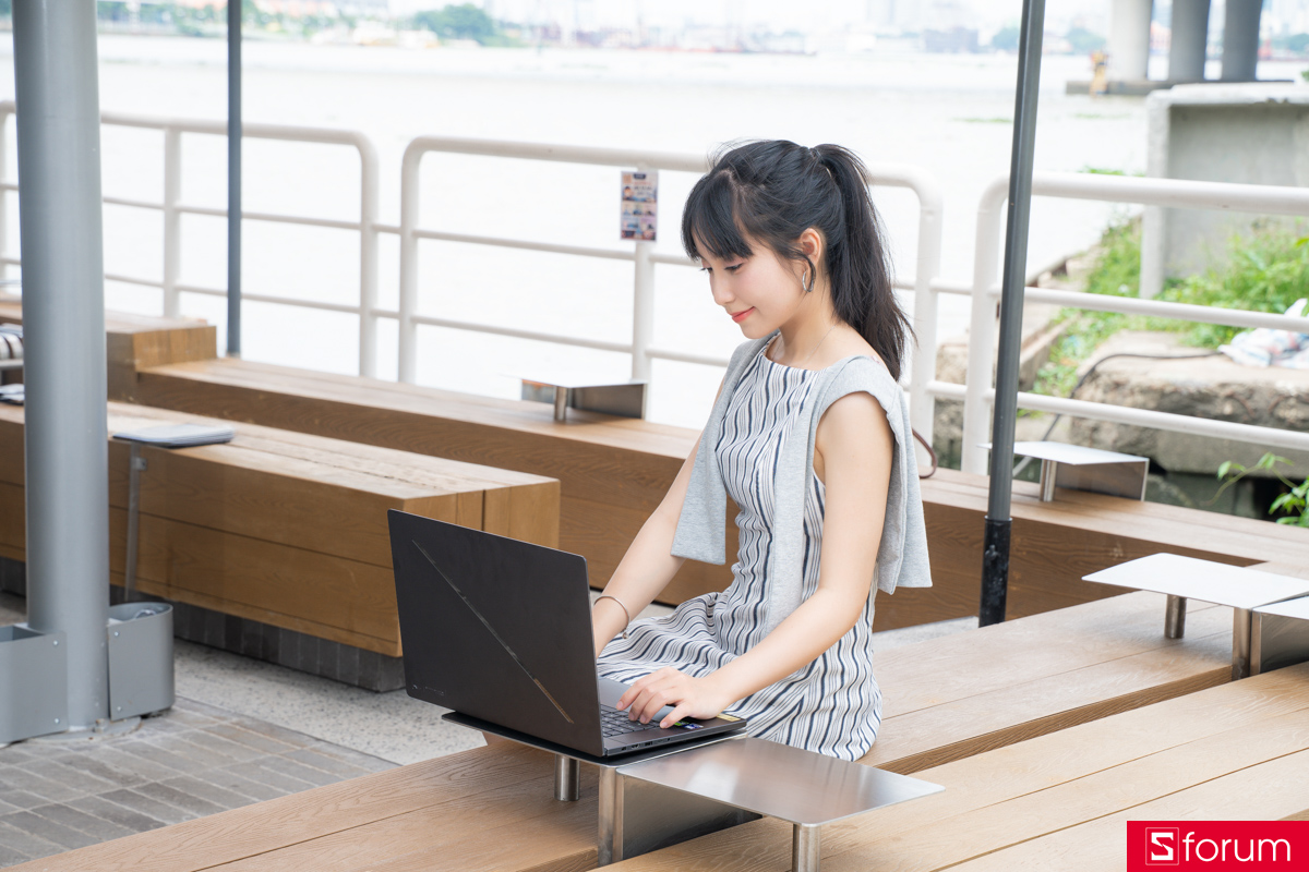 Mặt lưng của ASUS ROG Zephyrus G16 2026
