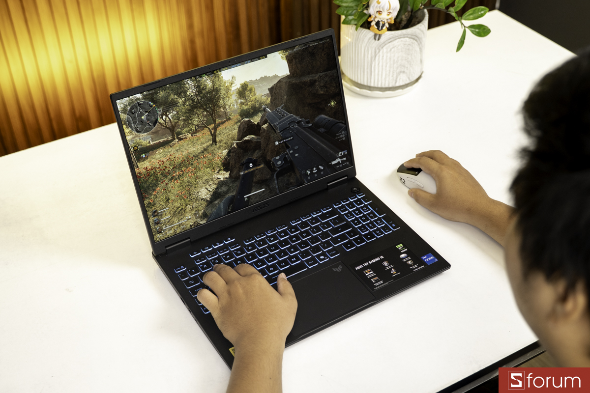 Chơi game trên ASUS TUF Gaming 16