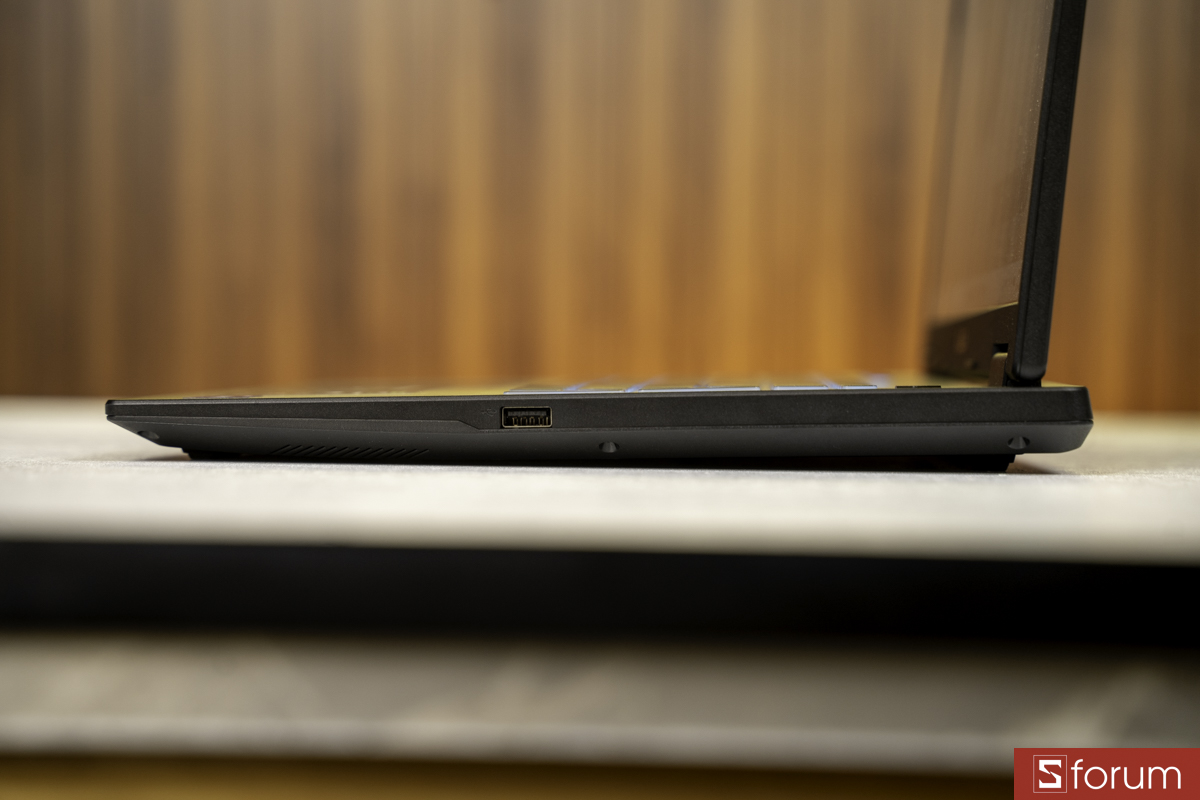 Cạnh phải ASUS TUF Gaming 16