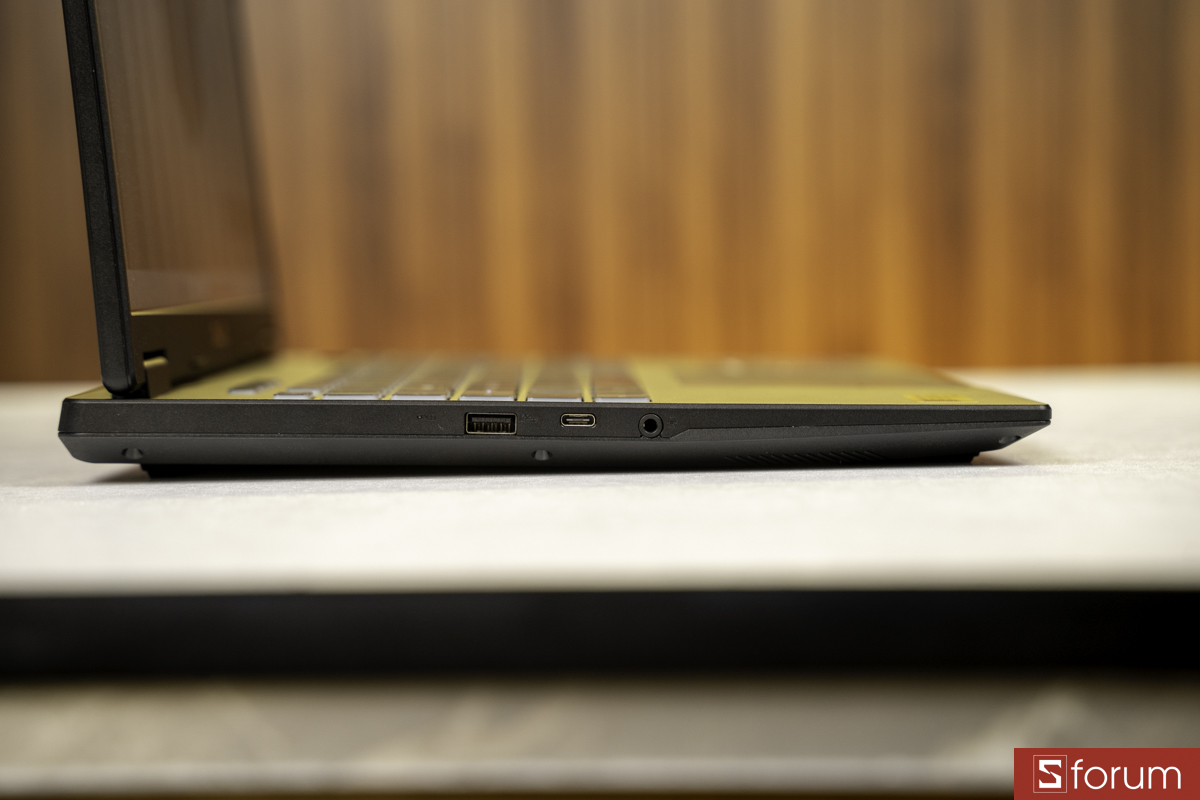 Cạnh trái ASUS TUF Gaming 16