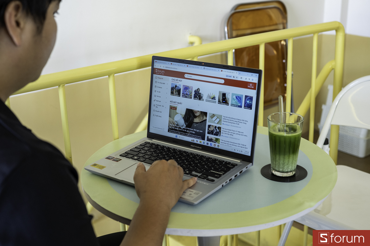 Làm việc trên ASUS VivoBook 14