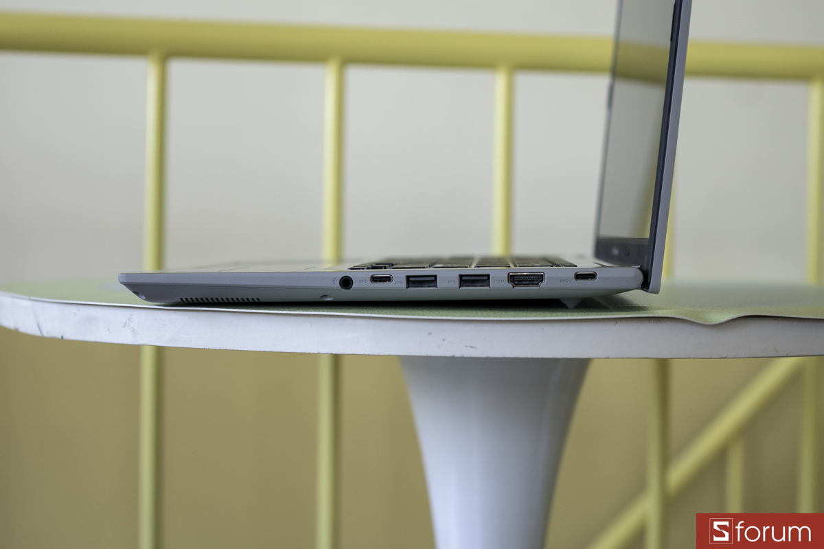 Cạnh phải ASUS VivoBook 14