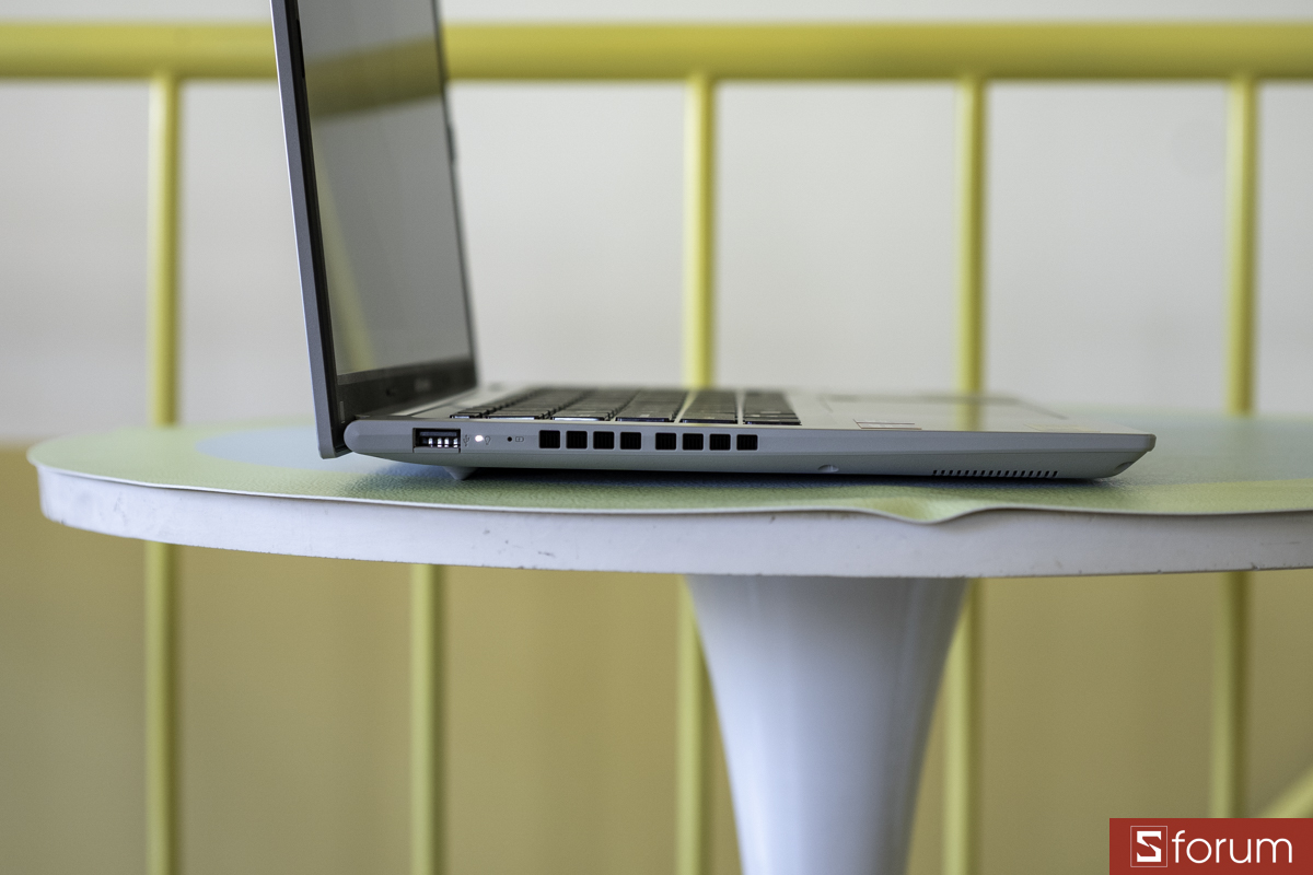 Cạnh trái ASUS VivoBook 14