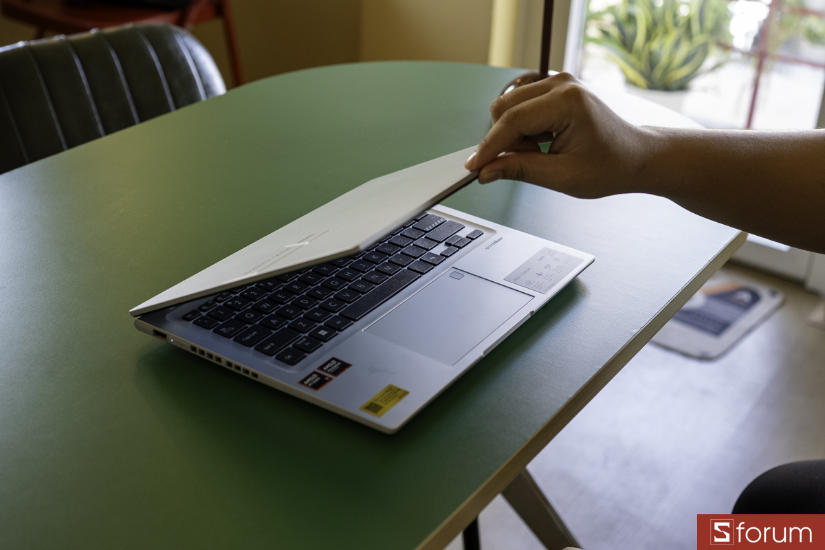 Bản lề cứng cáp trên ASUS VivoBook 14