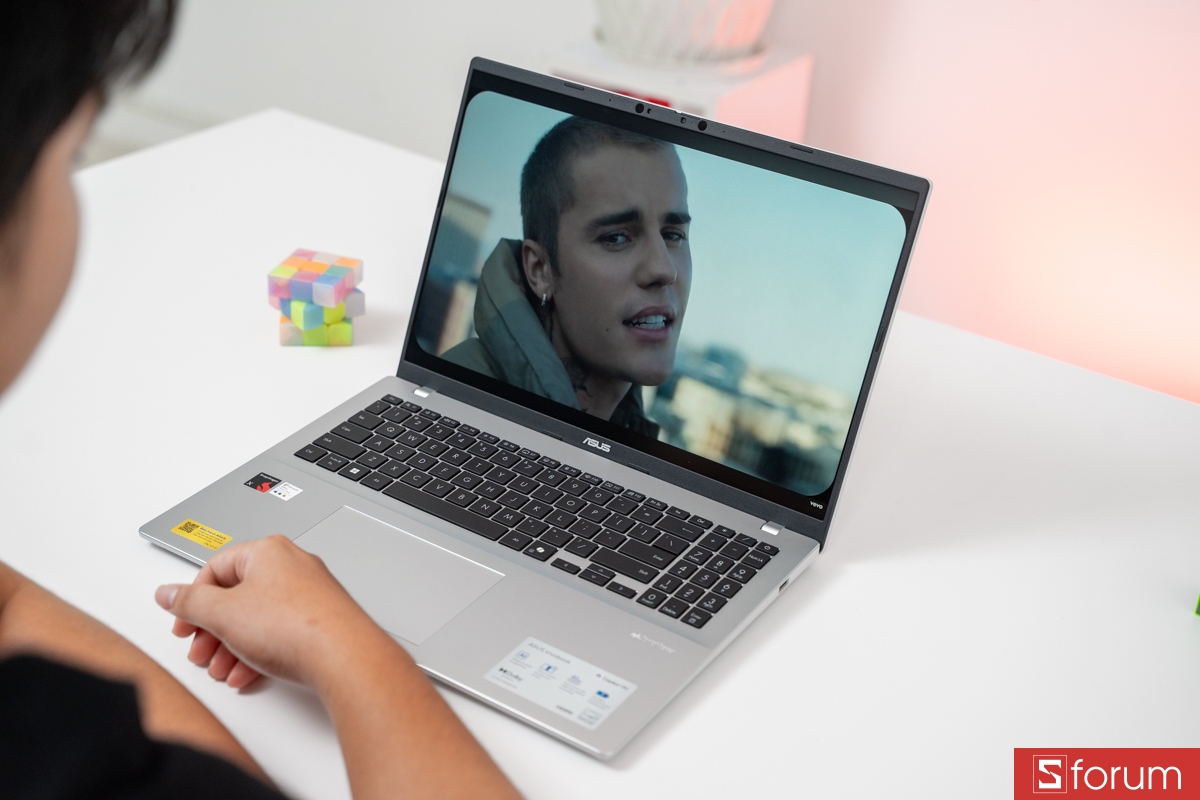 Nghe nhạc cùng ASUS VivoBook 16