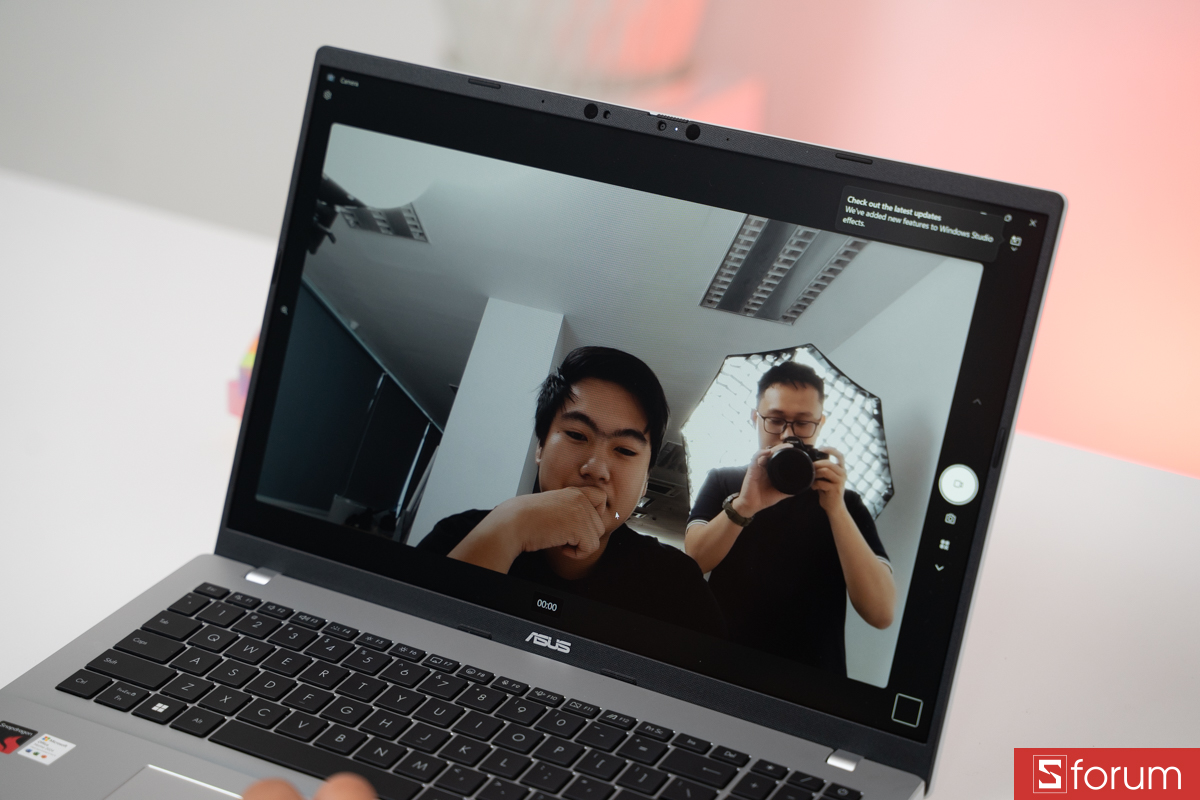 Webcam trên ASUS VivoBook 16