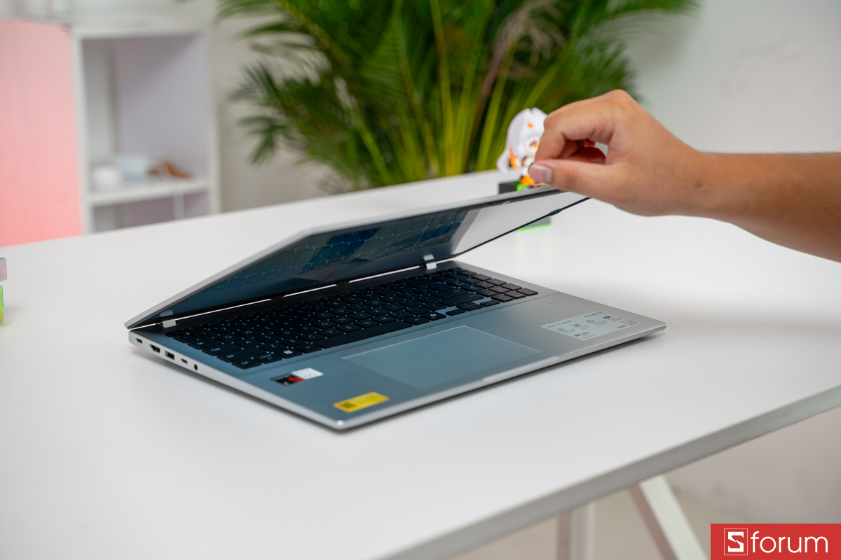Dễ dàng mở bằng 1 tay với ASUS VivoBook 16