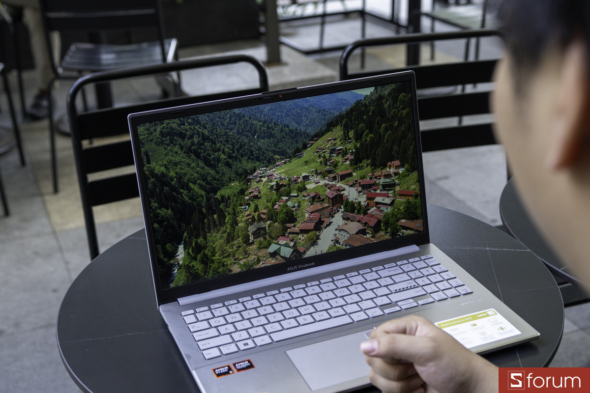 Khả năng hiển thị ngoài trời trên ASUS VivoBook Go 14