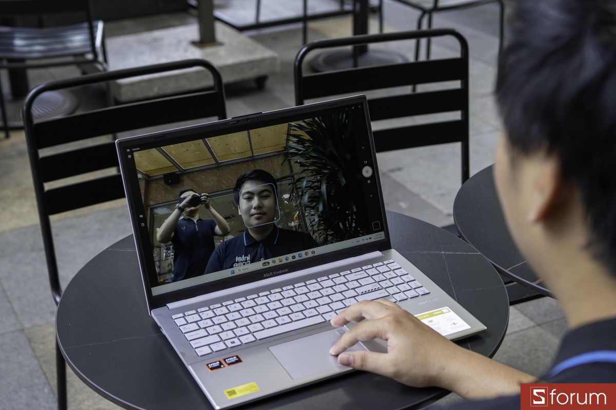 Webcam trên ASUS VivoBook Go 14