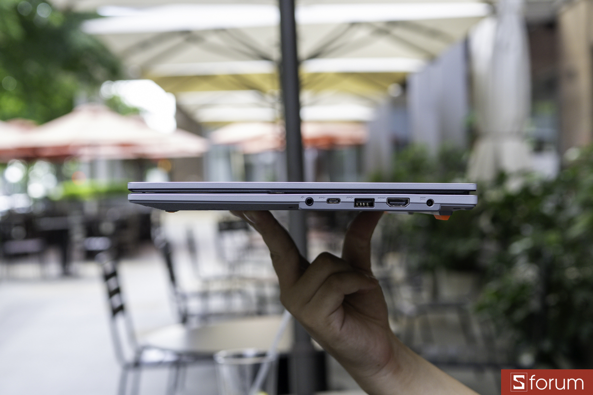 Cạnh phải trên ASUS VivoBook Go 14