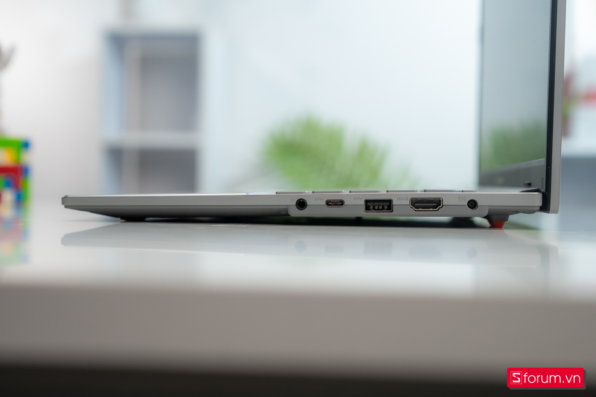 Cạnh phải ASUS VivoBook Go 15