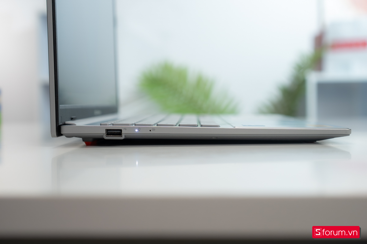 Cạnh trái ASUS VivoBook Go 15