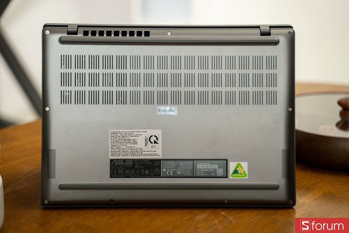 Mặt đáy ASUS VivoBook S14