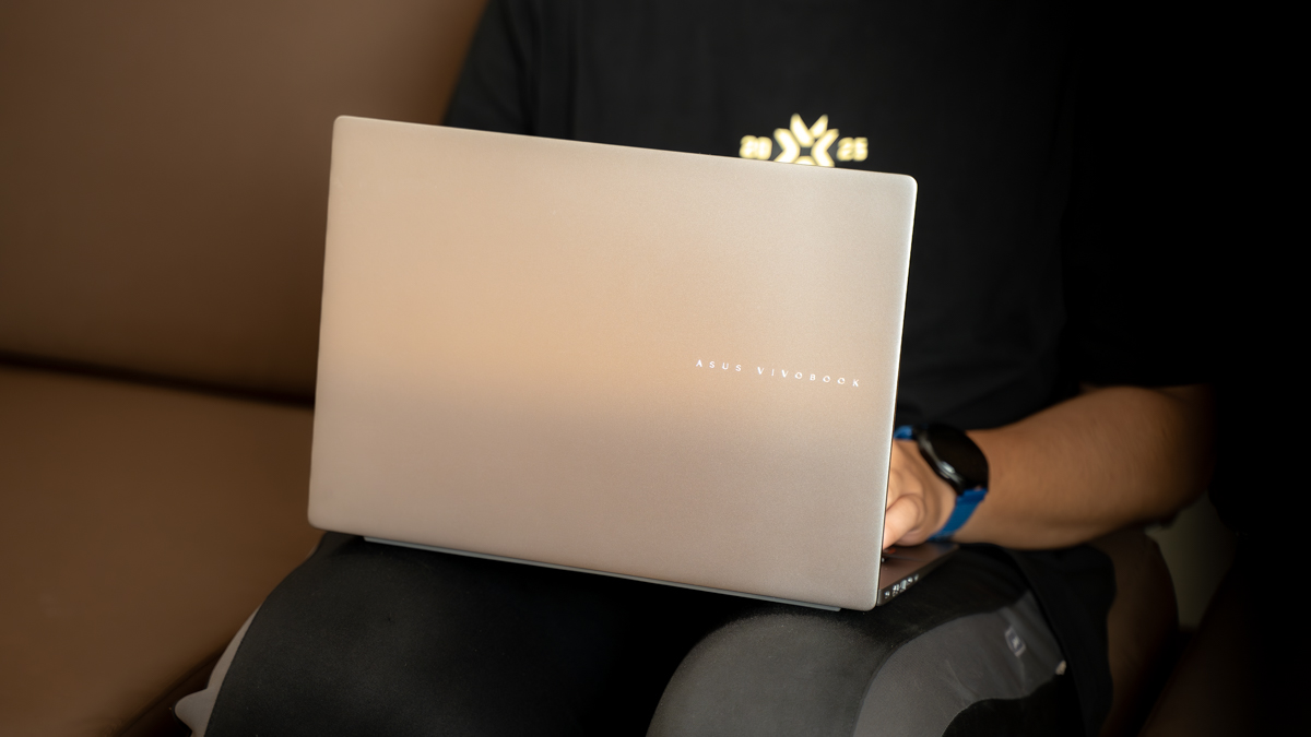 Trên tay ASUS VivoBook S14 2026: Ryzen AI 7 445 "bá đạo" phân khúc, màn OLED, pin 2 ngày, giá 24.7 triệu Trên tay ASUS VivoBook S14 2026: Ryzen AI 7 445 "bá đạo" phân khúc, màn OLED, pin 2 ngày, giá 24.7 triệu