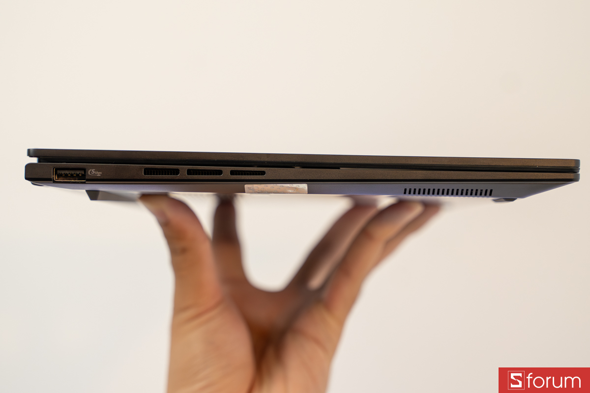 Cạnh trái ASUS ZenBook 14
