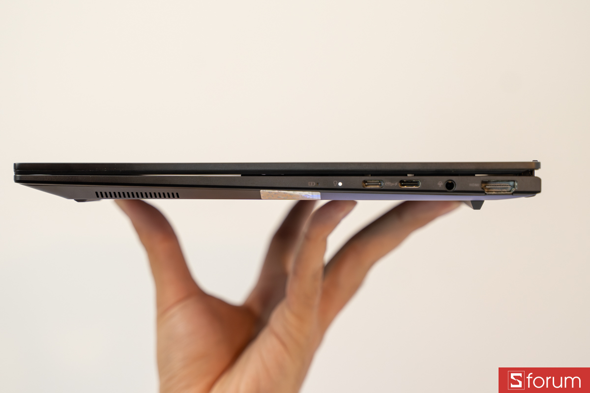 Cạnh phải ASUS ZenBook 14