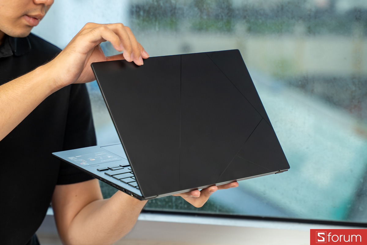 Trọng lượng và kích thước gọn nhẹ của ASUS ZenBook 14