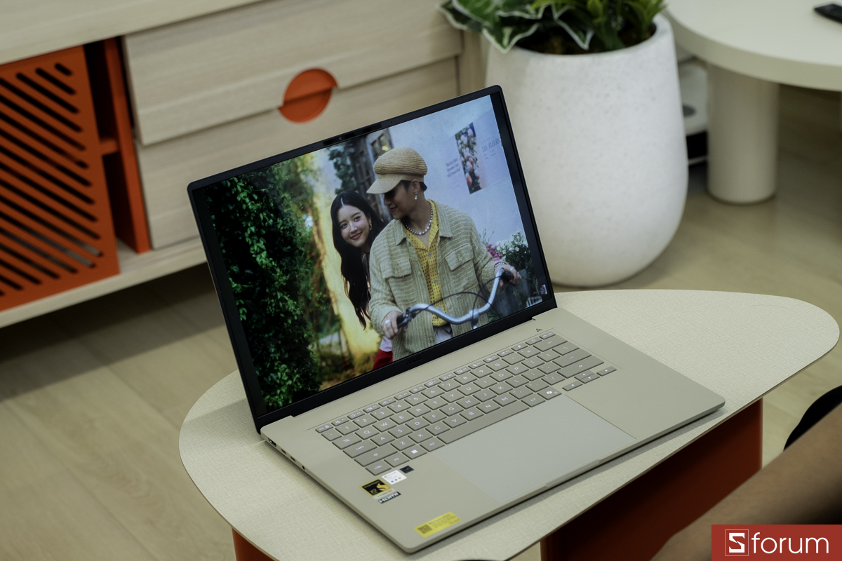 Màn hình ASUS ZenBook A16