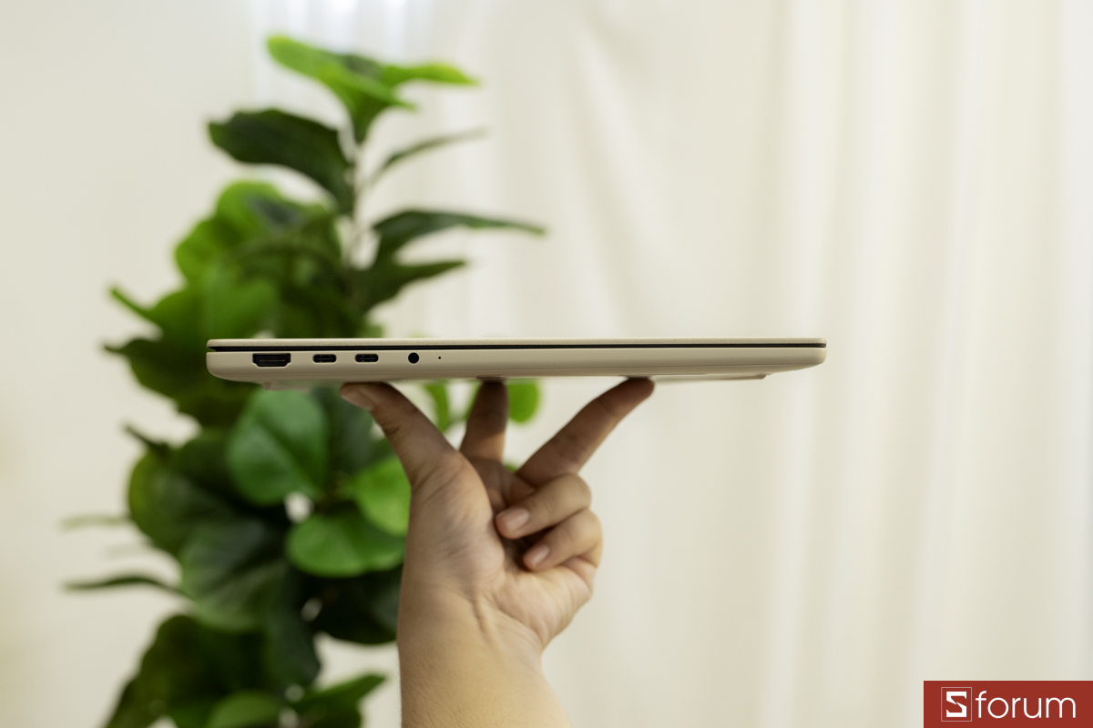 Cạnh trái ASUS ZenBook A16