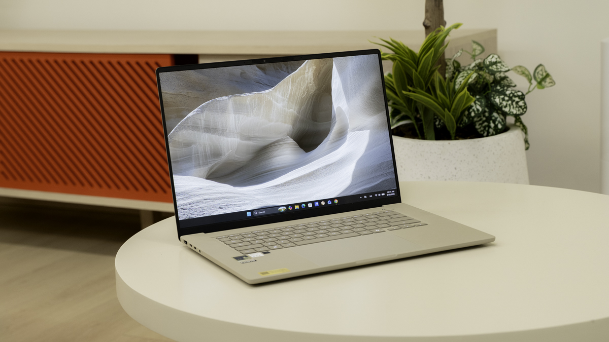 Trên tay ASUS ZenBook A16: Laptop 16 inch nhẹ khó tin chỉ 1.2kg, trang bị chip Snapdragon đầu bảng, giá 54.9 triệu