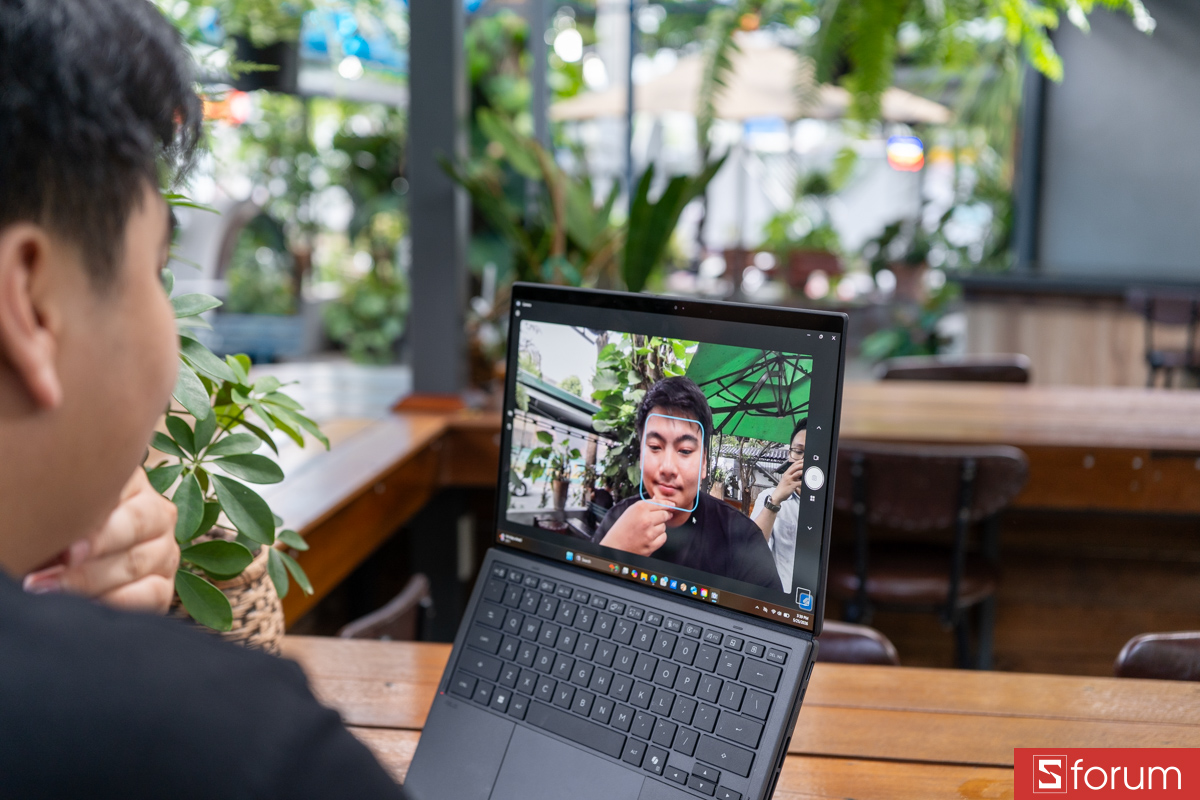 Webcam trên ASUS ZenBook Duo 2026