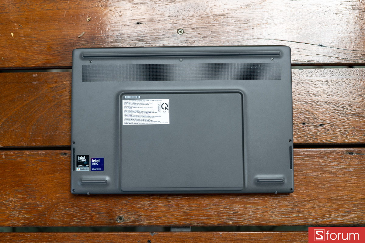 Mặt đáy ASUS ZenBook Duo 2026
