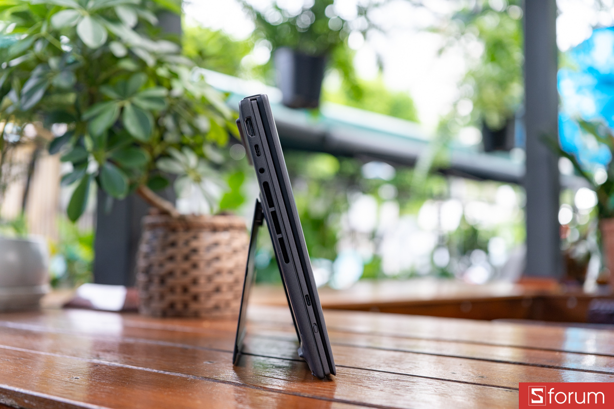 Cạnh trái ASUS ZenBook Duo 2026