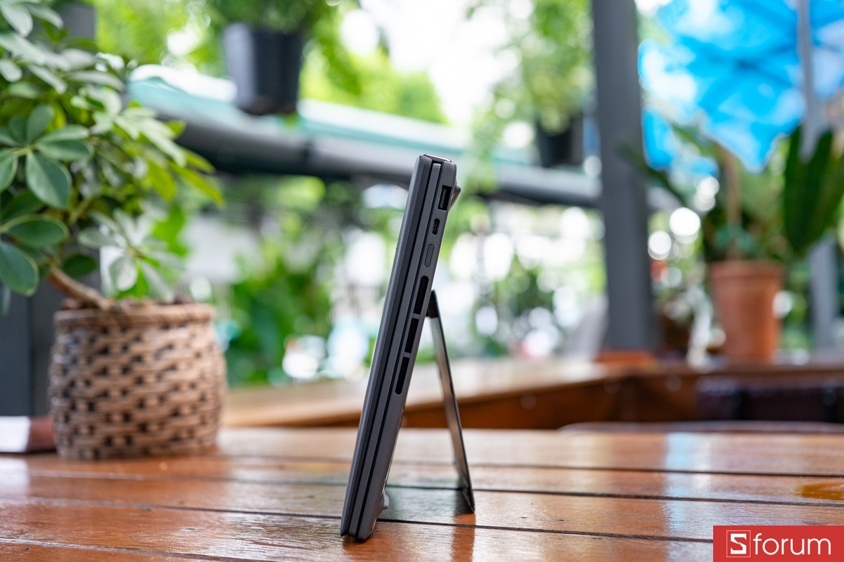 Cạnh phải ASUS ZenBook Duo 2026