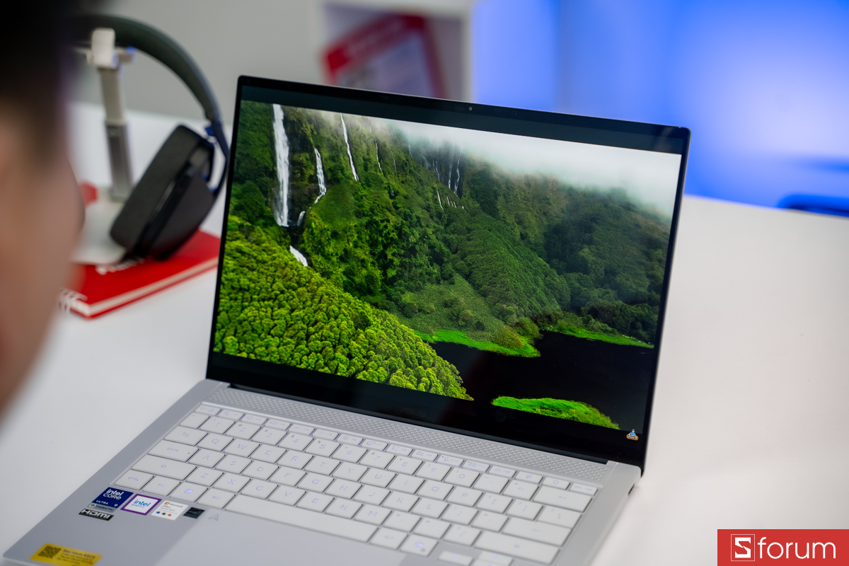 Màn hình ASUS ZenBook S 14