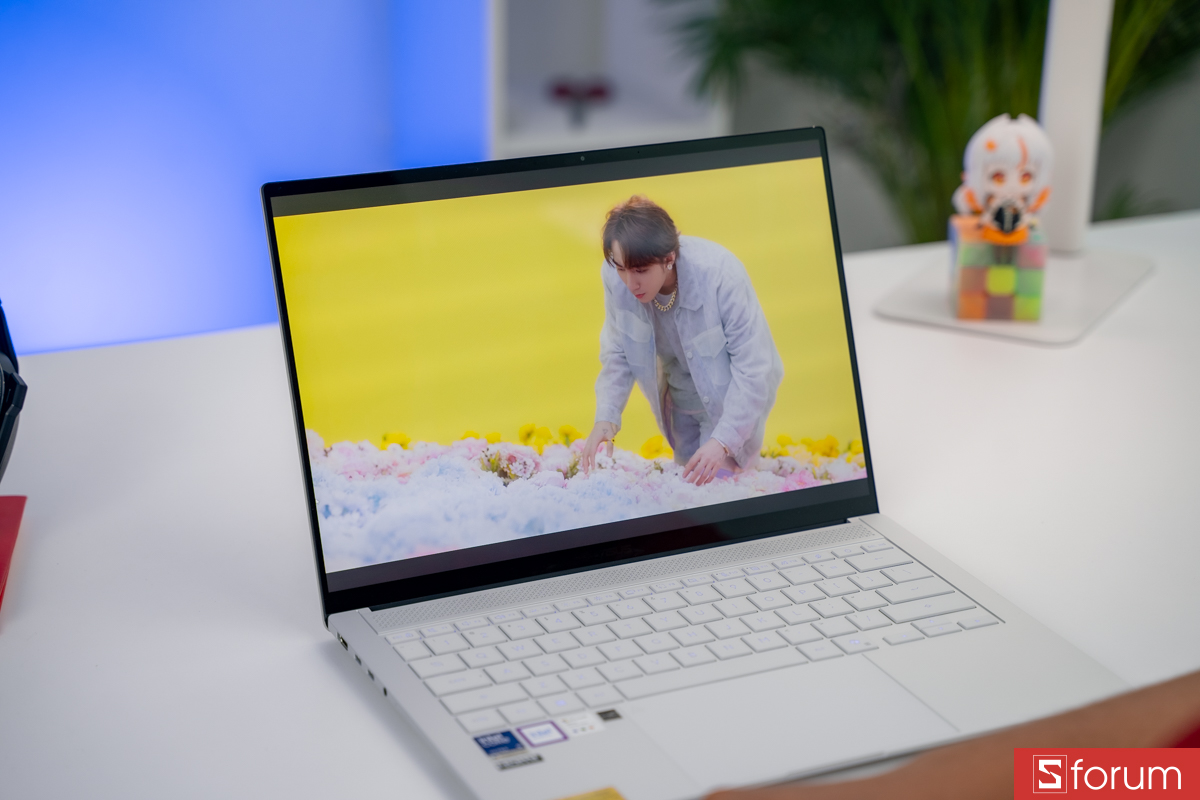 Màn hình ASUS ZenBook S 14