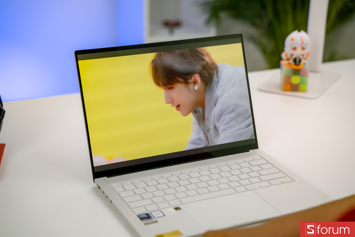 Giải trí cùng ASUS ZenBook S 14