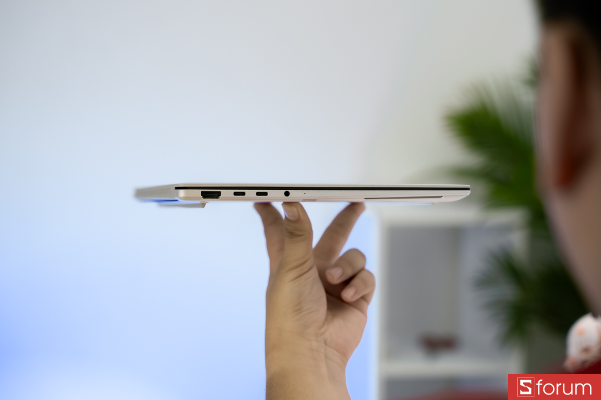 Cạnh trái ASUS ZenBook S 14
