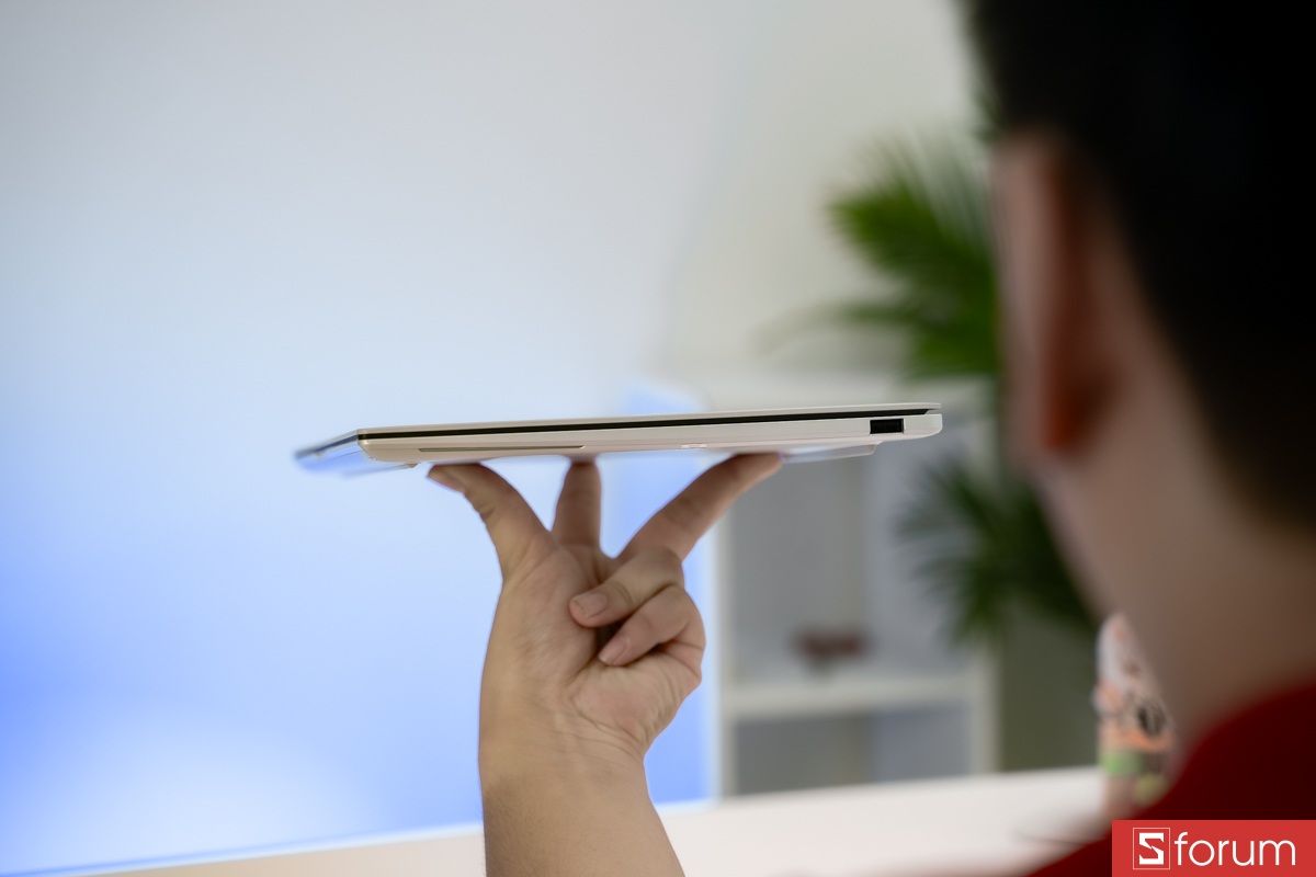 Cạnh phải ASUS ZenBook S 14